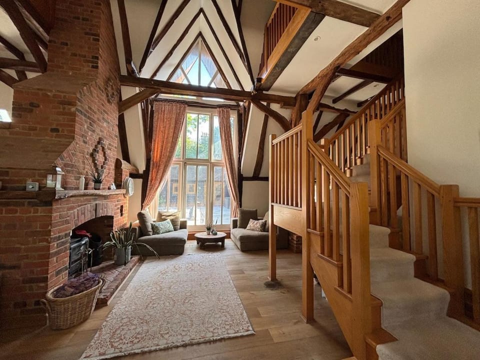 Plum Pudding Barn - private heated pool, hot tub & kids play area House in Borough of Swale