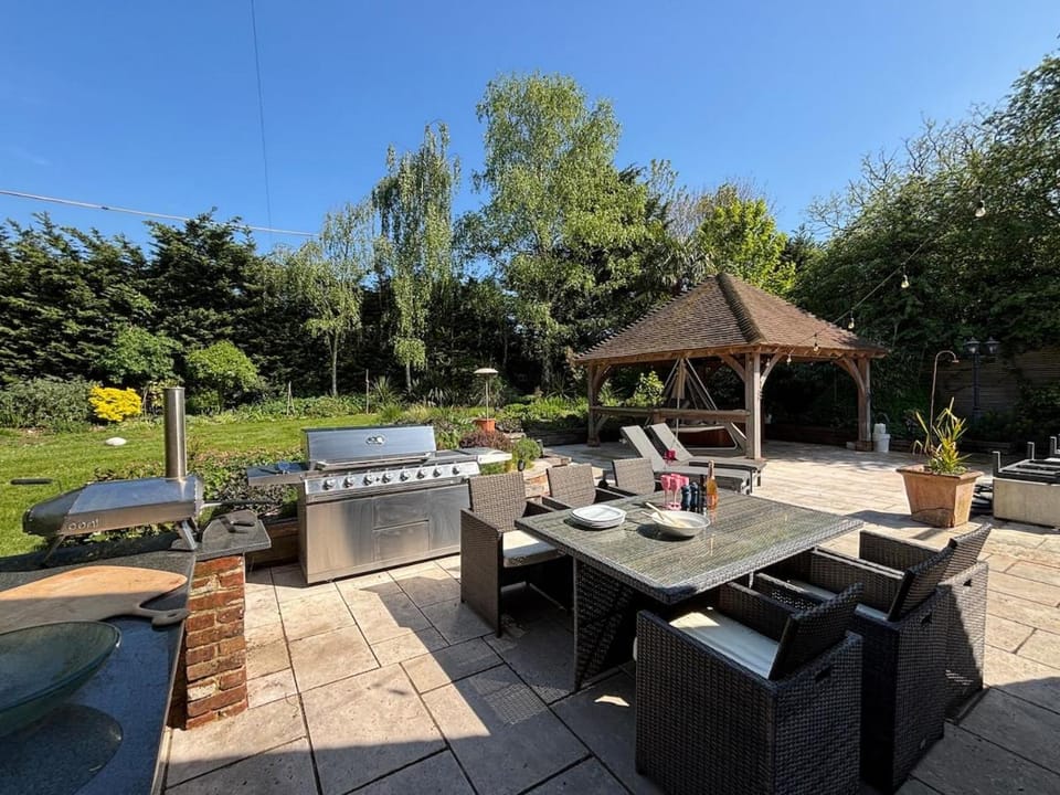 Patio, Day, Natural landscape, Garden, Garden, Balcony/Terrace, Seating area, Evening entertainment, Garden view, Pool view