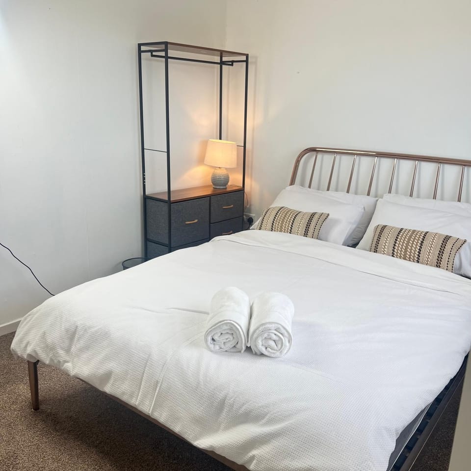 Bed, Bedroom, towels