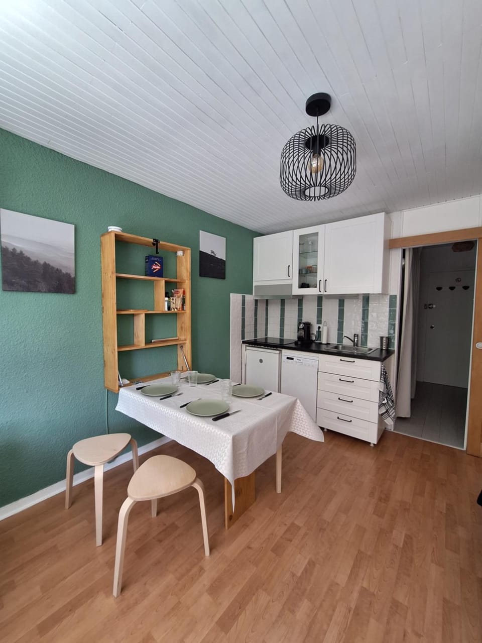 Kitchen or kitchenette, Dining area, stove
