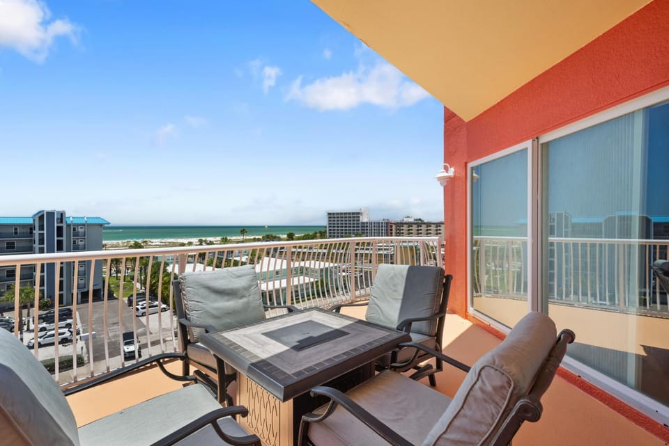 Penthouse w Panoramic Views Walk to Sand Apartment in Treasure Island