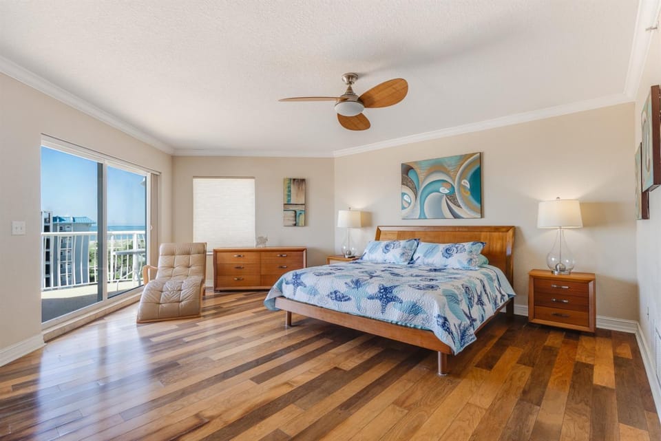 Penthouse w Panoramic Views Walk to Sand Apartment in Treasure Island