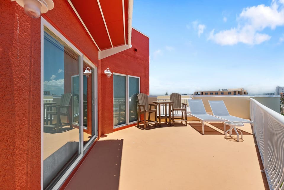 Penthouse w Panoramic Views Walk to Sand Apartment in Treasure Island