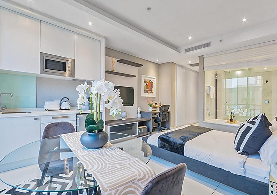 Bed, TV and multimedia, Kitchen or kitchenette, Photo of the whole room, Dining area, Bedroom, air conditioner