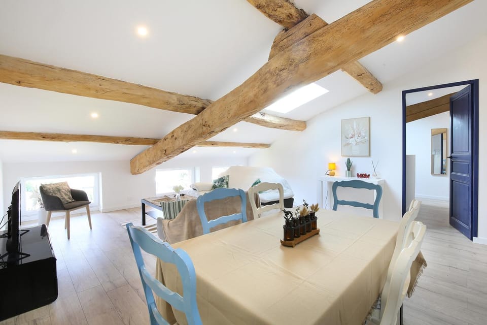 TV and multimedia, Living room, Seating area, Dining area