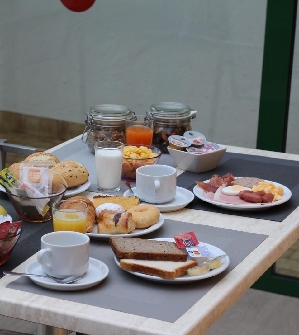 Breakfast, Continental breakfast, Buffet breakfast