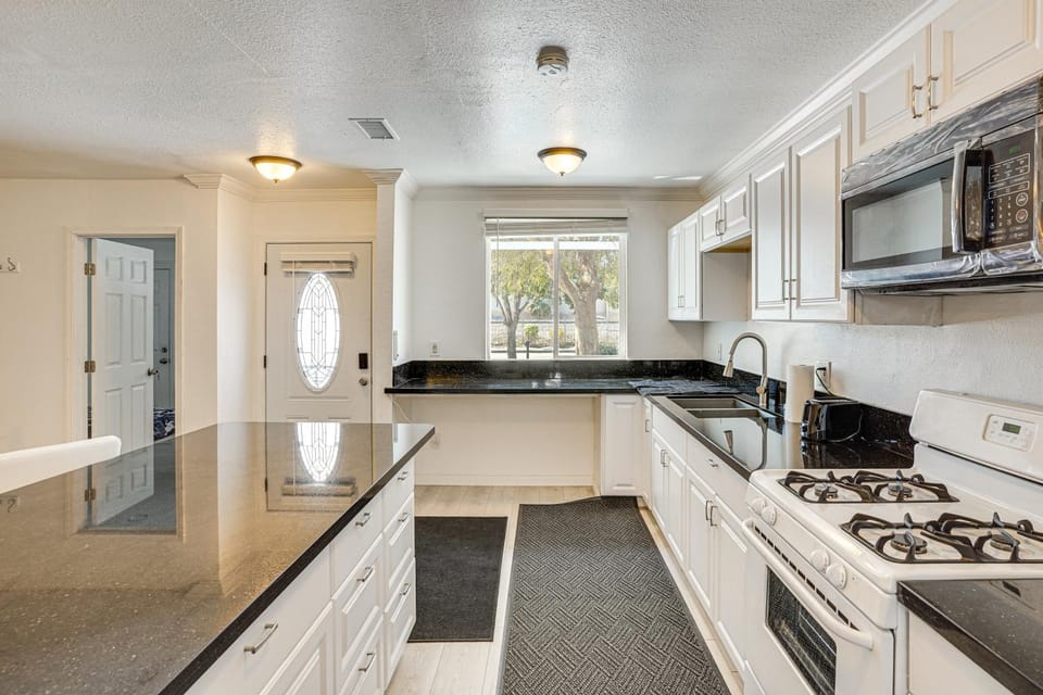 Between LA and Orange County Quiet Getaway with Patio House in Downey