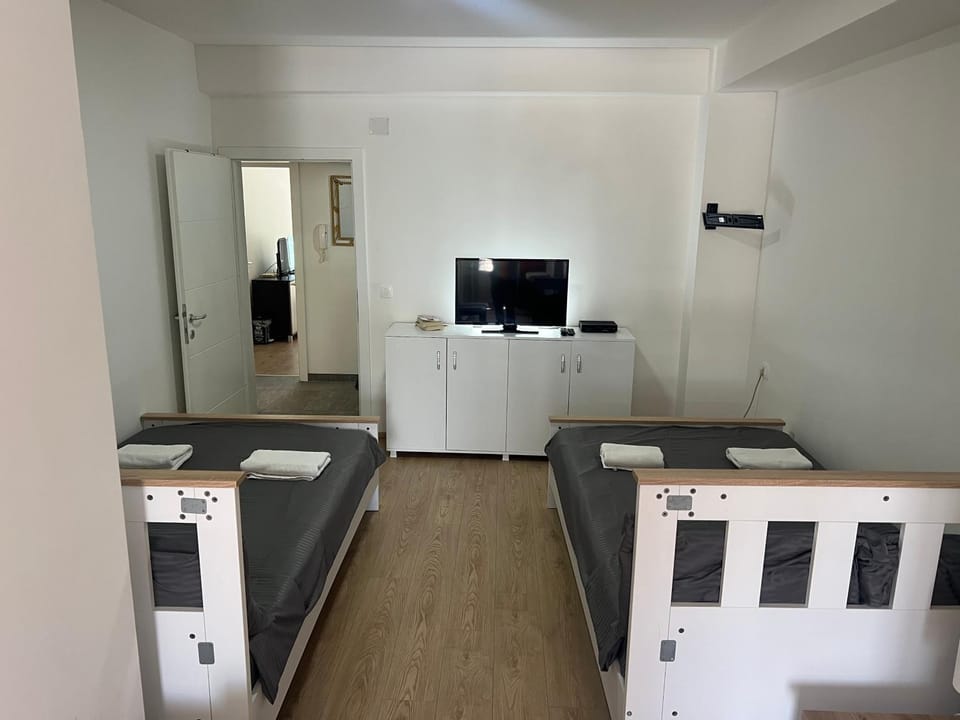 Bed, TV and multimedia, Photo of the whole room, Bedroom
