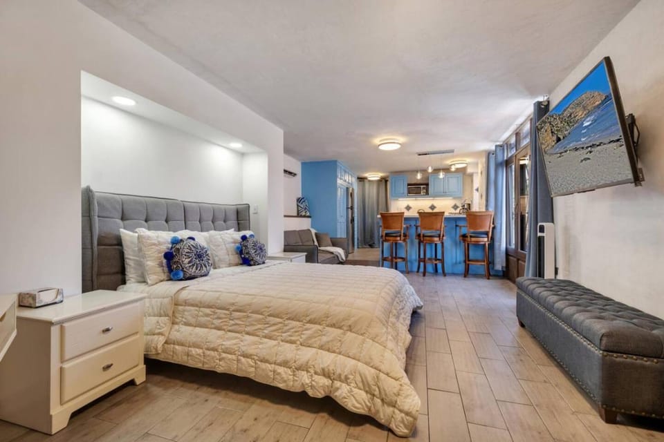 Medano Beach Marina Downtown Walkable, Cozy House in Cabo San Lucas