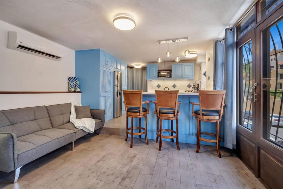 Medano Beach Marina Downtown Walkable, Cozy House in Cabo San Lucas