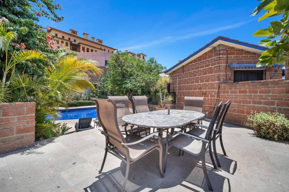 Medano Beach Marina Downtown Walkable, Cozy House in Cabo San Lucas