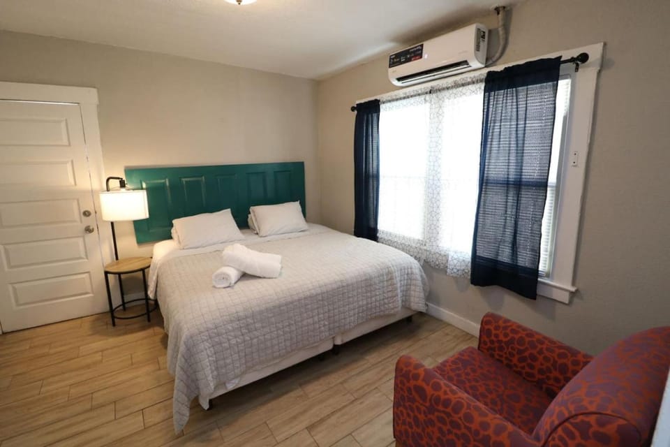 Bed, Photo of the whole room, Bedroom, air conditioner
