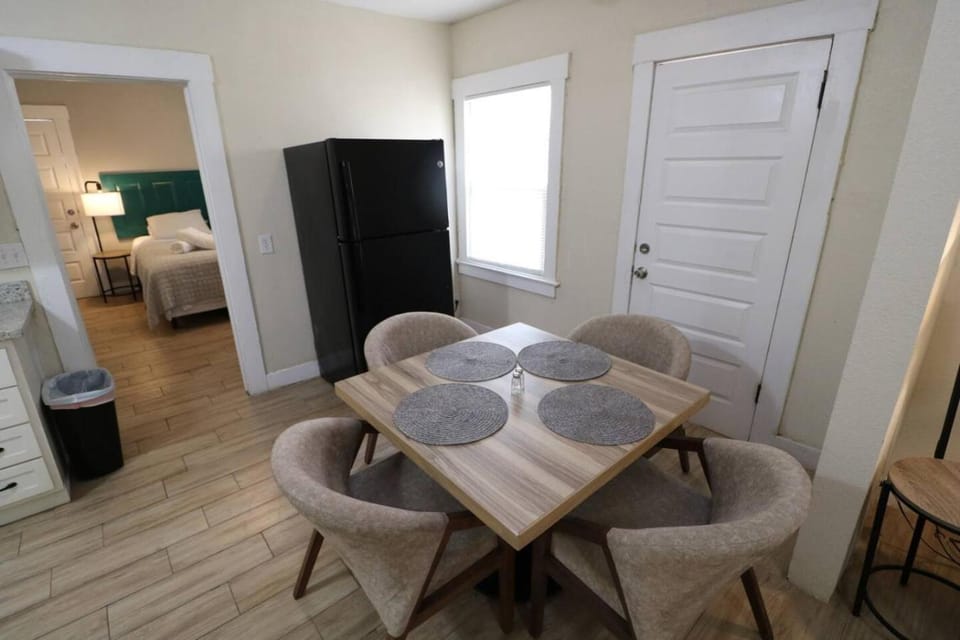 Seating area, Dining area