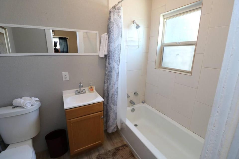 Shower, Toilet, Bathroom, Bath, towels