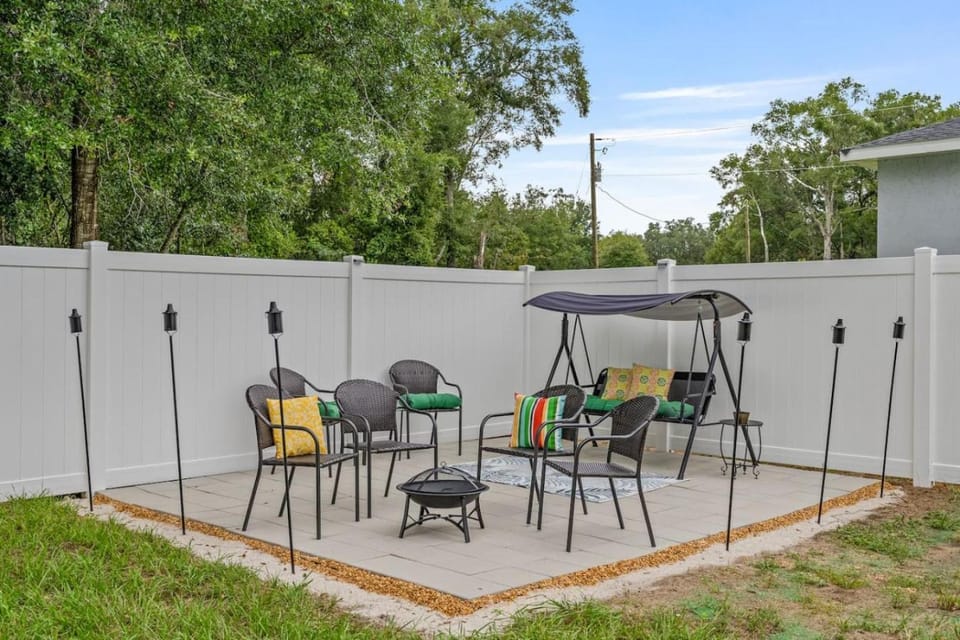 5 Min to WEC, Volleyball, Firepit, Fenced Yard House in Ocala
