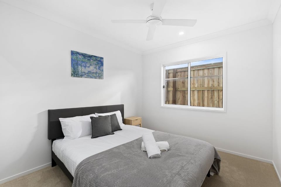 Family Retreat 4BR&2BA Parking in Private Garden Highbury Court House in Brisbane