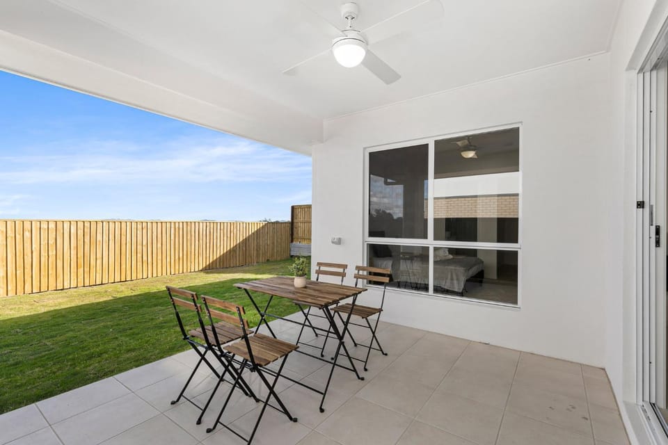 Family Retreat 4BR&2BA Parking in Private Garden Highbury Court House in Brisbane