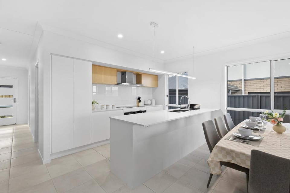 Family Retreat 4BR&2BA Parking in Private Garden Highbury Court House in Brisbane