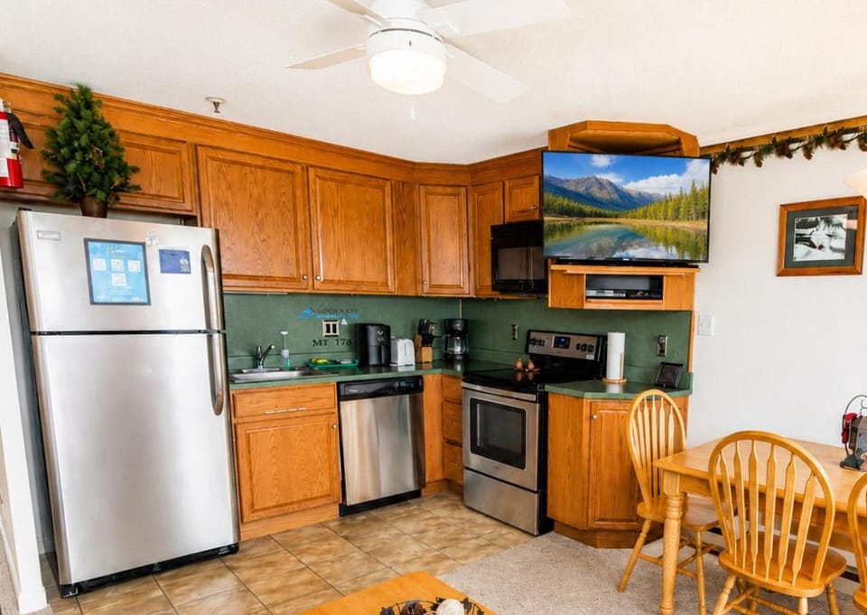 ML178 2BR 2BA Mountain View WiFi Ski In Ski Out Apartment in Snowshoe