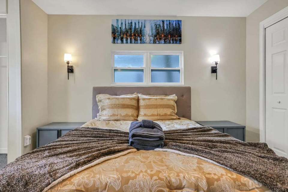 Bed, Photo of the whole room, Bedroom, towels
