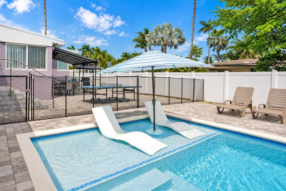 Patio, Swimming pool, sunbed