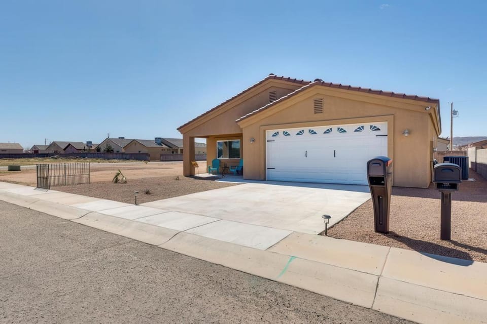 3BR 2BA Kingman Home w Patio Fire Pit House in Kingman