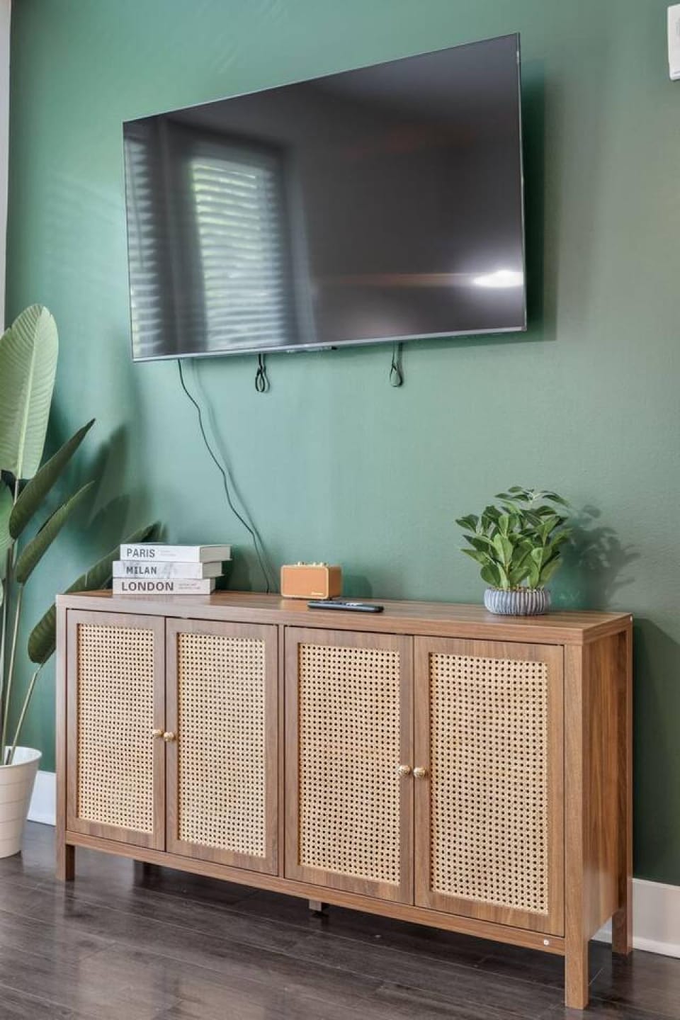 Stylish Modern Queen Suite Parking Pet Friendly Apartment in Atlanta
