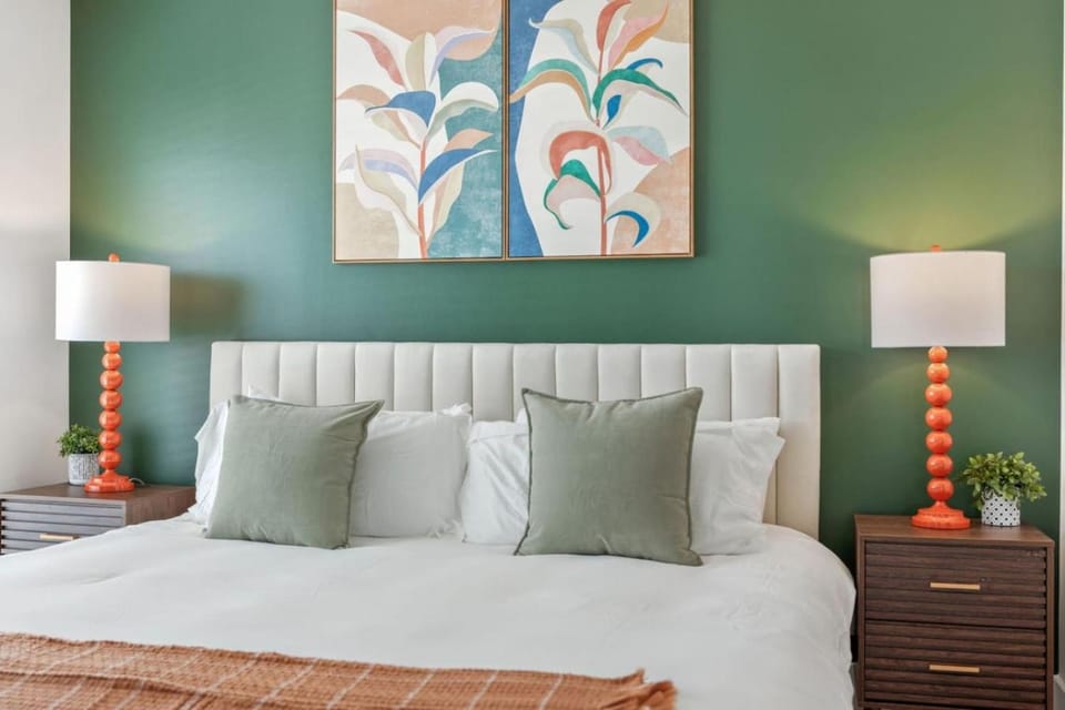 Chic 2BR King Bed Balcony Krog Market Steps to Beltline Apartment in Atlanta
