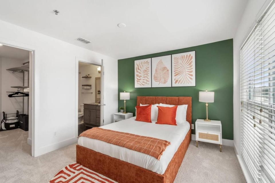 Chic 2BR King Bed Balcony Krog Market Steps to Beltline Apartment in Atlanta