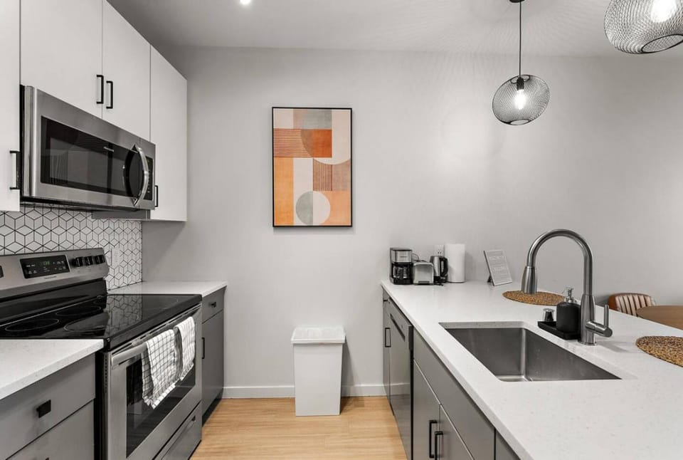 Coffee/tea facilities, Kitchen or kitchenette, dishwasher, oven, stove