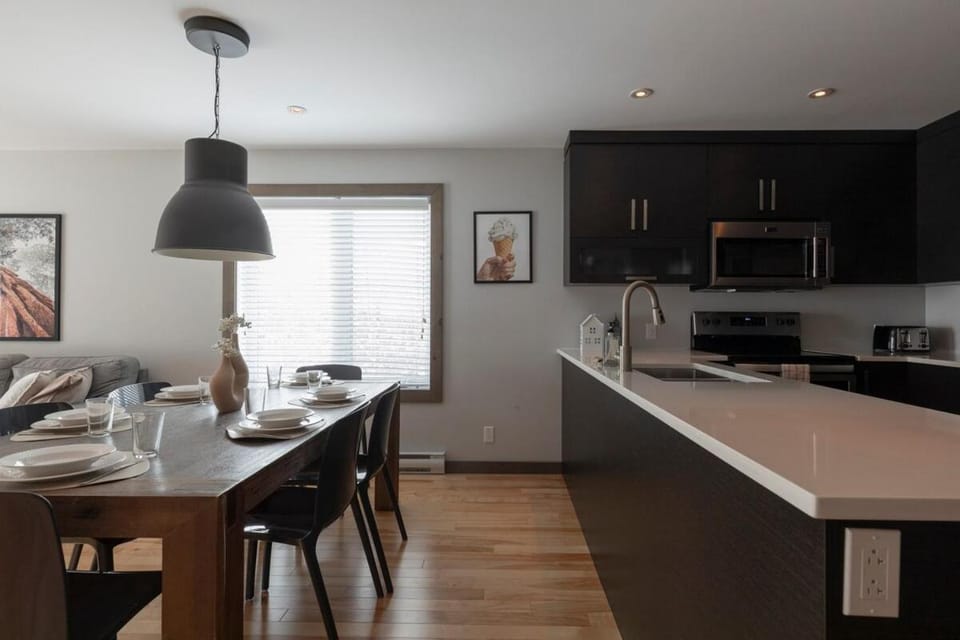 Ski In Out - 2 floors and storage House in Quebec