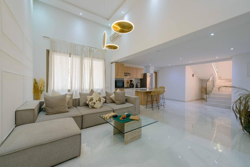 TV and multimedia, Kitchen or kitchenette, Living room, Seating area