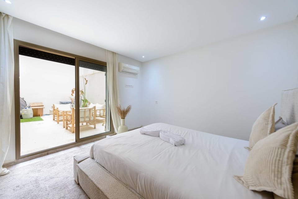 Bed, Natural landscape, Photo of the whole room, Bedroom, towels