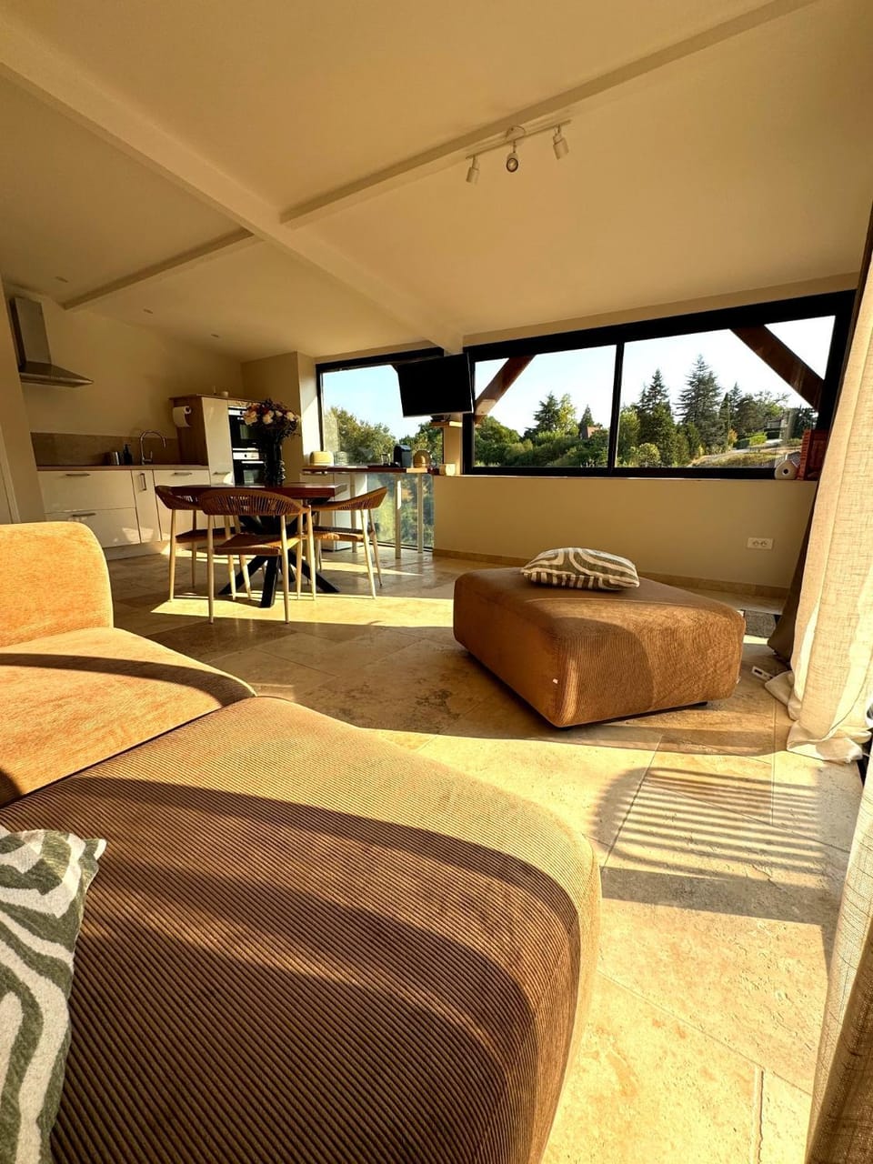 Coffee/tea facilities, View (from property/room), Living room, Seating area, Dining area, stove, stove, toaster, toaster, toaster, kitchen, kitchen