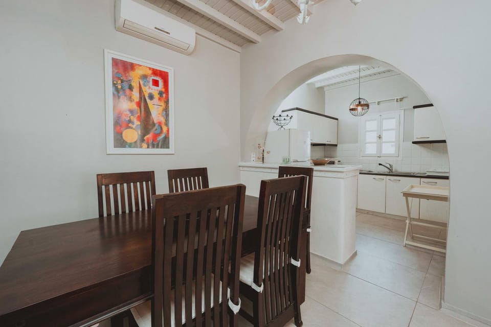 Kitchen or kitchenette, Dining area, air conditioner