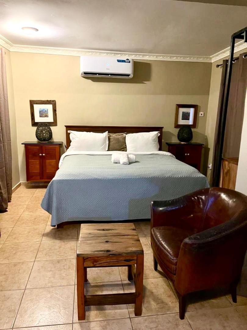 Bed, Seating area, Bedroom, air conditioner
