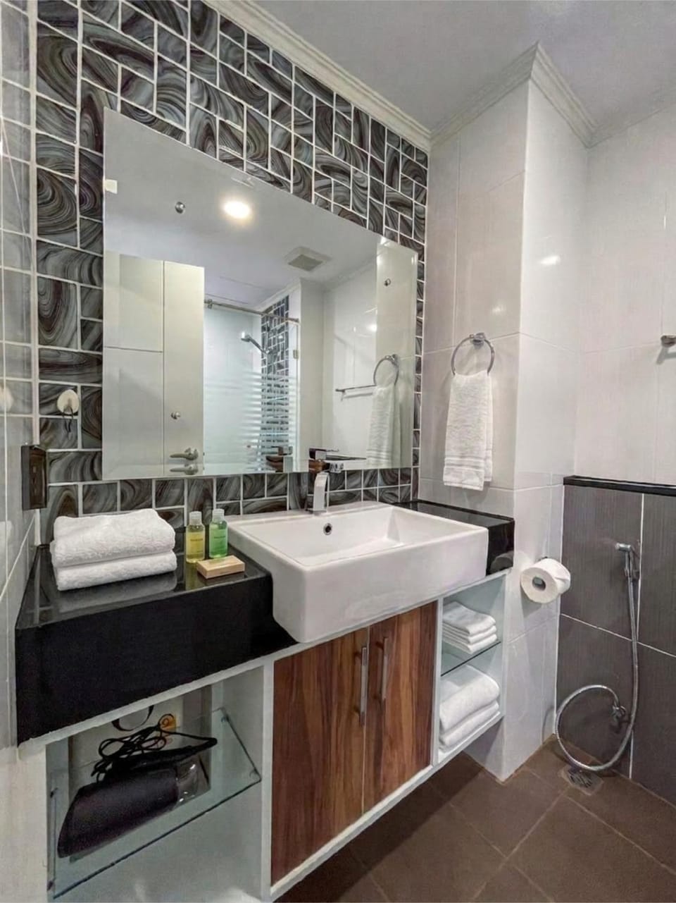 Dusit Grand Park - Modern Studio Pool View Apartment in Pattaya City