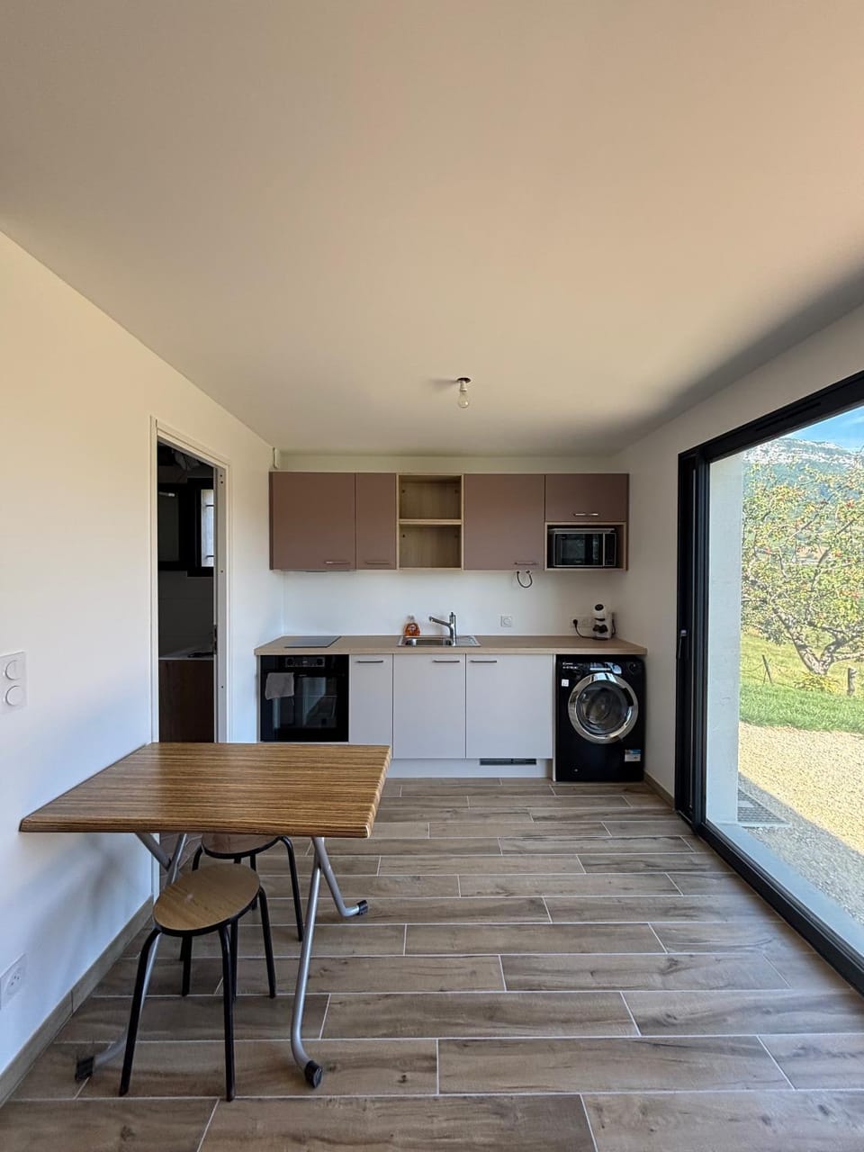 Kitchen or kitchenette, Dining area, oven, stove, washing machine