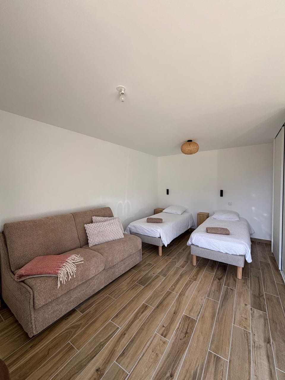 Living room, Photo of the whole room, Bedroom