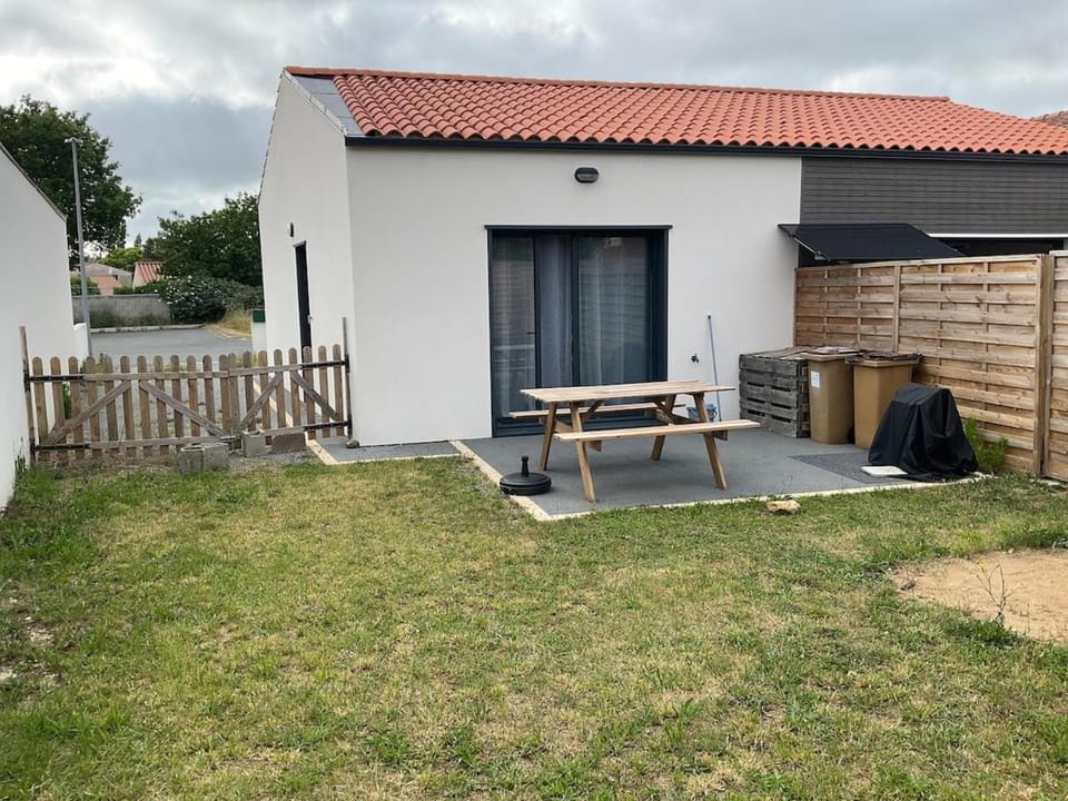 Maisonnette climatisé avec terrasse et jardin Apartment in Pays de la Loire