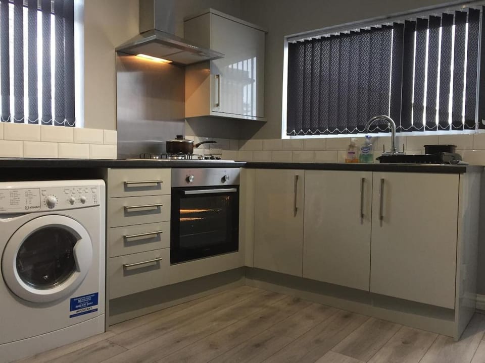 Kitchen or kitchenette, oven, stove, washing machine