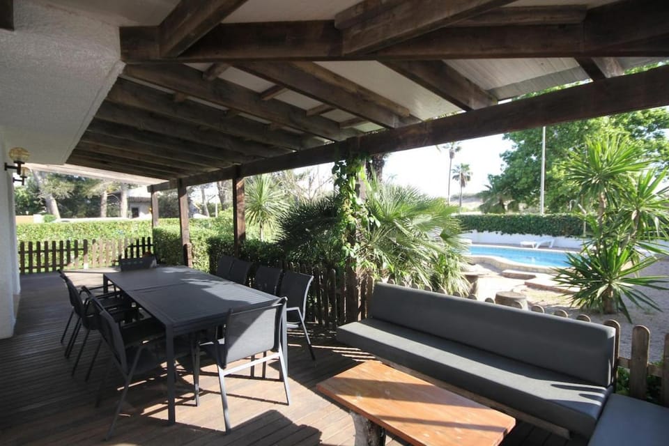 Beachside villa, kids and dog welcome, pool , garden fun and spacious terrace House in Montsià