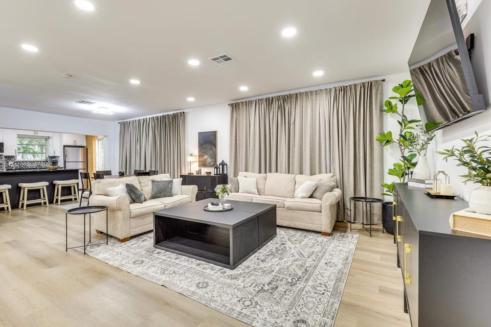 Walk to City Center: Modern Coral Springs Getaway House in Coral Springs