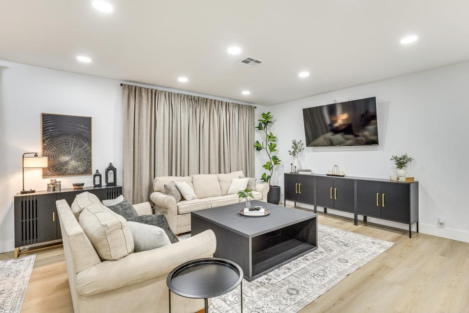 Walk to City Center: Modern Coral Springs Getaway House in Coral Springs