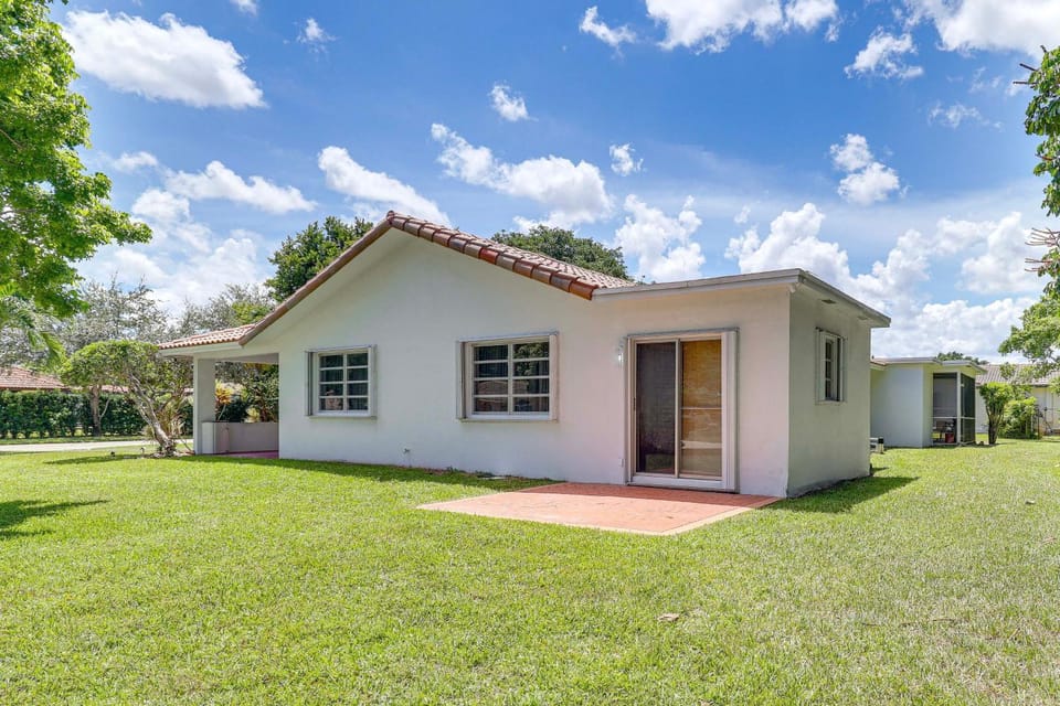 Walk to City Center: Modern Coral Springs Getaway House in Coral Springs