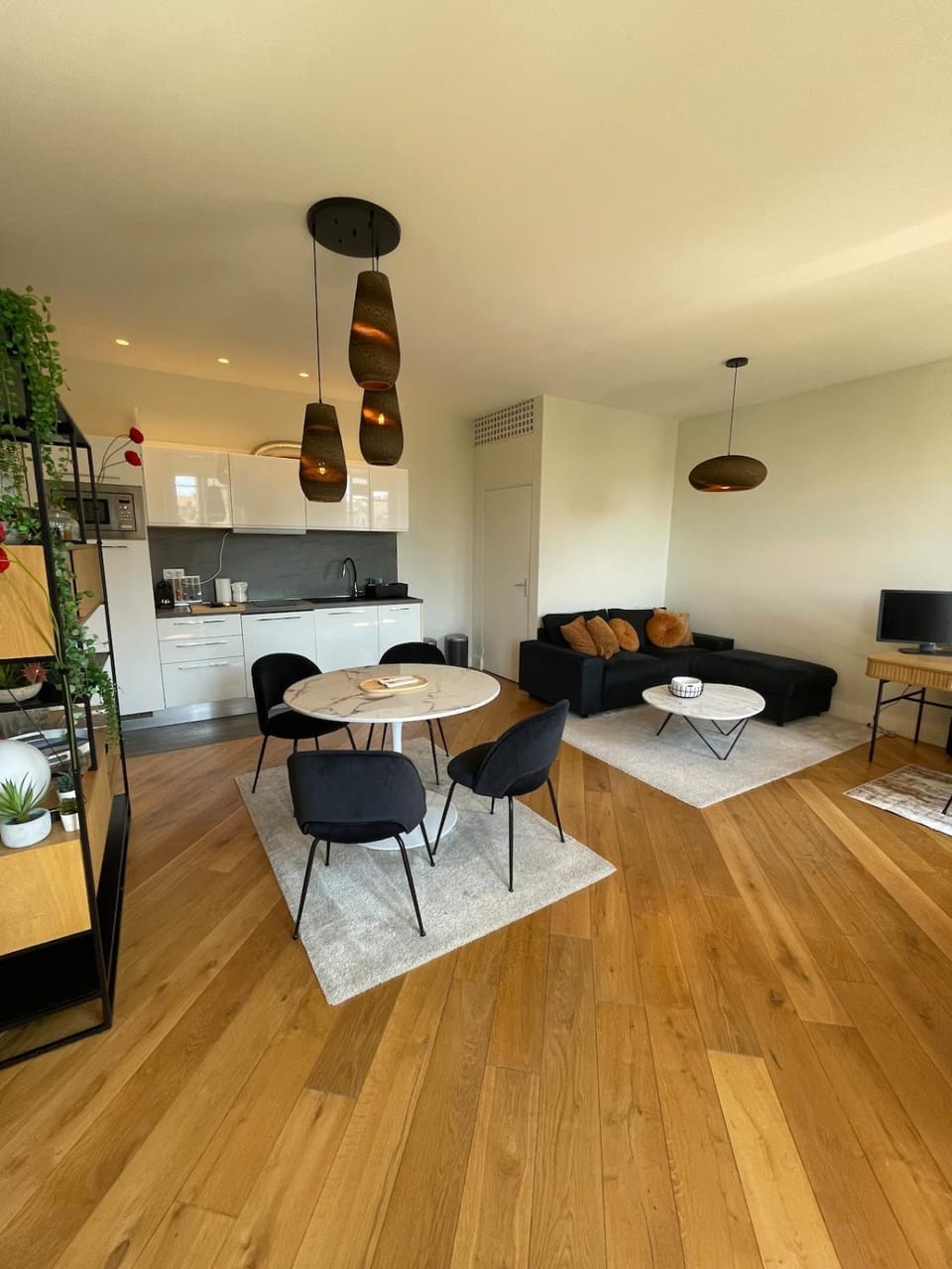 Kitchen or kitchenette, Living room, Seating area, Dining area