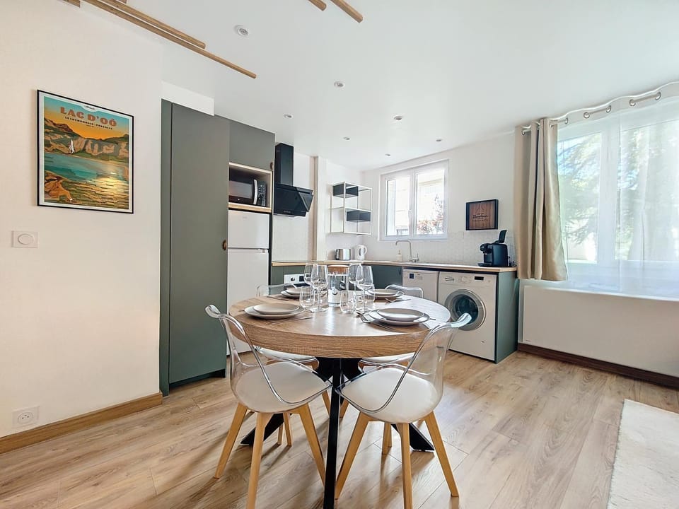 Kitchen or kitchenette, Dining area, oven, pet friendly, stove