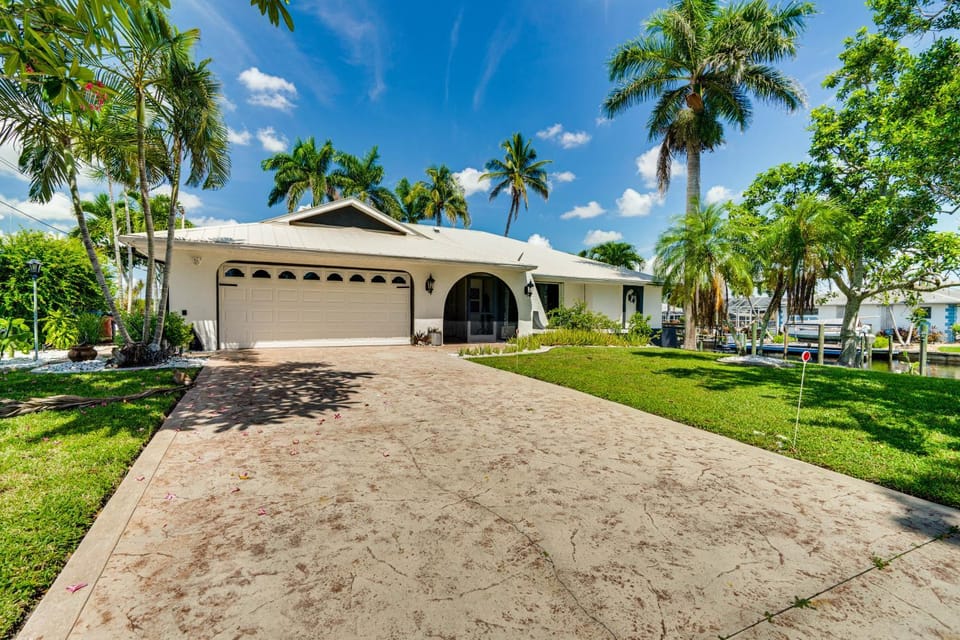 Canal-Front Gem w/ Lanai & Dock in Cape Coral House in Cape Coral
