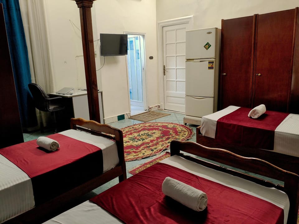 Bed, TV and multimedia, Photo of the whole room, Bedroom, towels, wardrobe