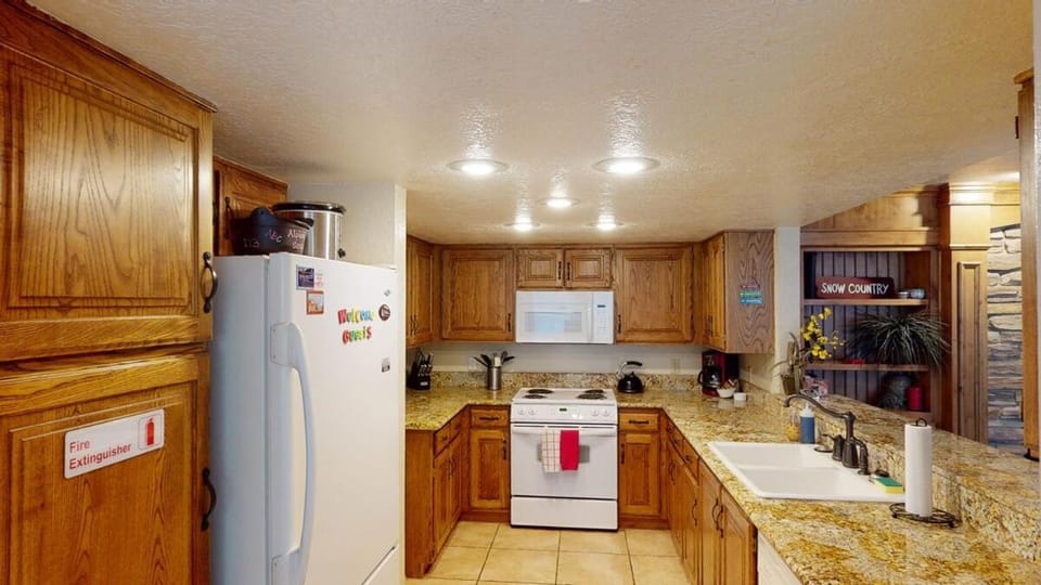 Royal King Suite Pool-Spa Ski-in out Gym, Sauna, Laundry, BBQ Apartment in Brian Head